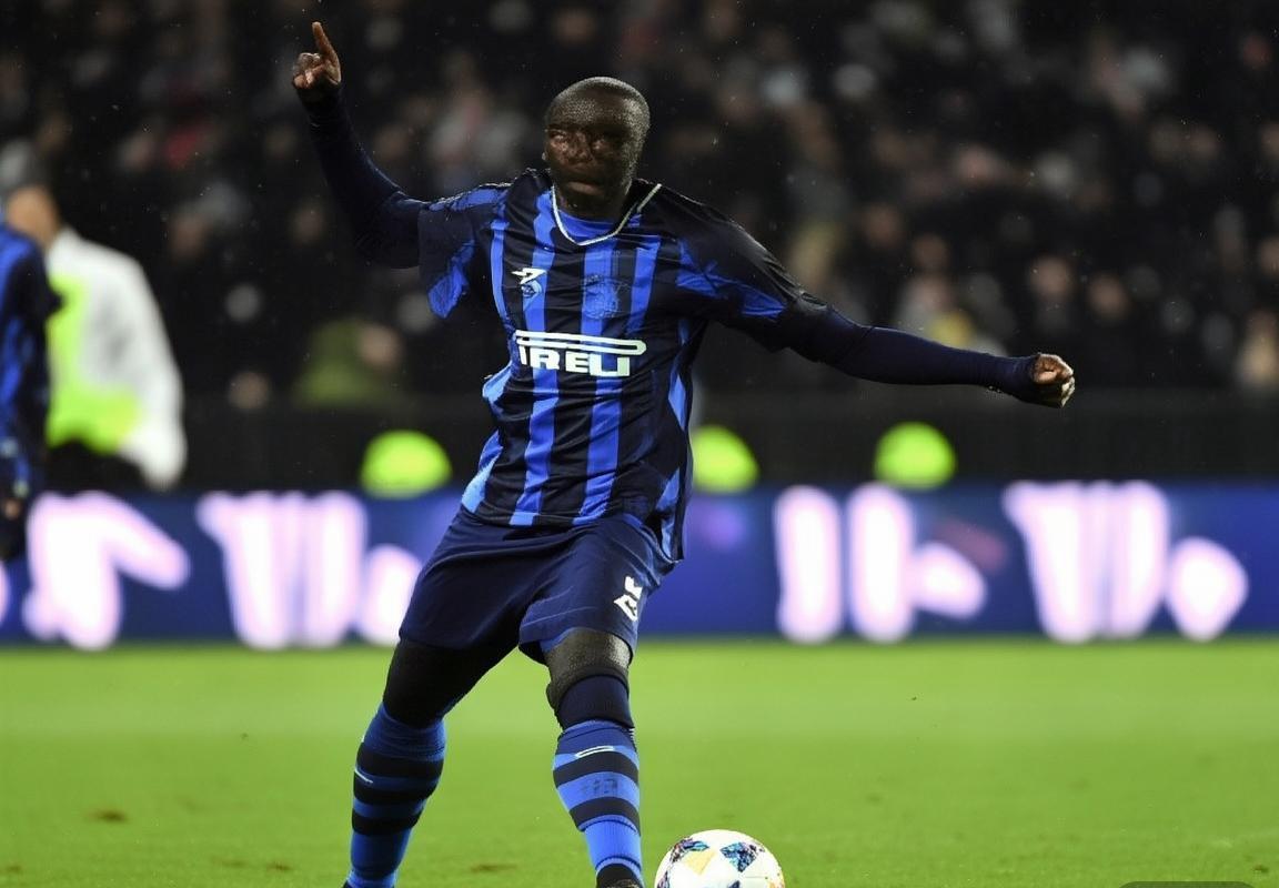 国际米兰右翼卫邓弗里斯意大利超级杯复出在即，球队迎争冠利好消息